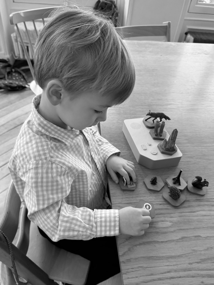 Child listening to a JoRi story